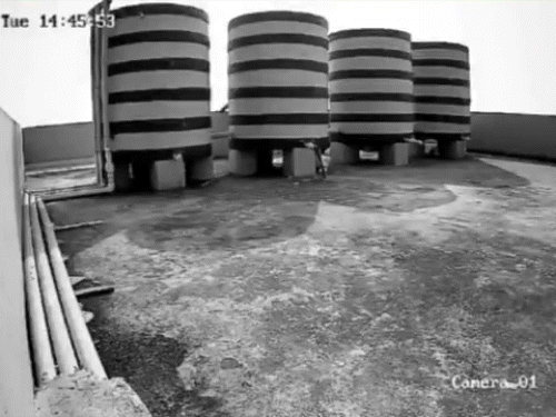 भुवनेश्वर में छत पर धमाका, cctv में घटना कैद:बदला लेने के लिए बम बना रहा था परिवार; 4 लोग बुरी तरह झुलसे, दो की मौत