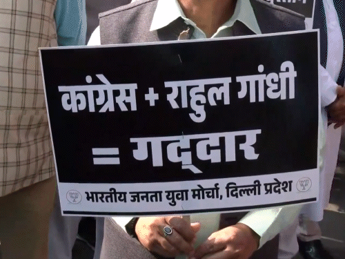 ai समिट हंगामा भाजपा का कांग्रेस के खिलाफ प्रदर्शन:दिल्ली में कांग्रेस मुख्यालय के बाहर नारेबाजी; मुंबई में राहुल के काफिले को काले झंडे दिखाए