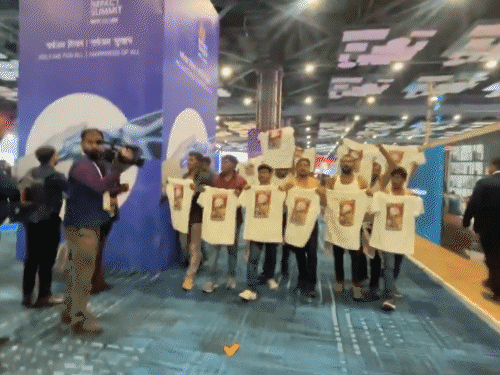 ai समिट में यूथ कांग्रेस का टी शर्ट उतारकर प्रदर्शन, video:भारत मंडपम में मोदी इज कॉम्प्रोमाइज्ड के नारे लगाए; अमेरिका से ट्रेड डील का विरोध