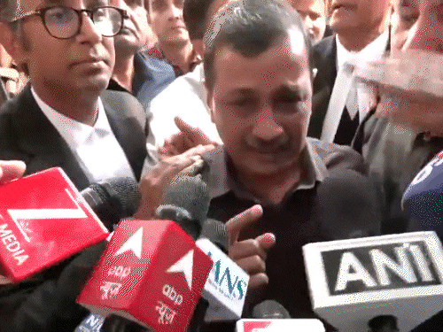 शराब नीति केस में बरी अरविंद केजरीवाल रोए, photo video:घर पहुंचे तो पत्नी बेटी ने फूल बरसाए, पति से गले लगकर भावुक हुईं सुनीता