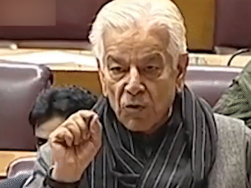 पाकिस्तानी रक्षा मंत्री बोले अमेरिका ने हमारा इस्तेमाल किया:मतलब निकलने पर टॉयलेट पेपर की तरह फेंका; साथ देने की कीमत आज भी चुका रहे