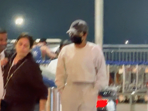 हैदराबाद एयरपोर्ट पर स्पॉट हुईं प्रियंका चोपड़ा:मास्क में नजर आईं एक्ट्रेस, सिक्योरिटी चेक के दौरान हटाया मास्क