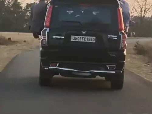 jashpur farewell car stunt: फेयरवेल के बाद छात्रों का खतरनाक स्टंट, चलती कार से बाहर लटककर लहराई शराब की बोतल, video वायरल
