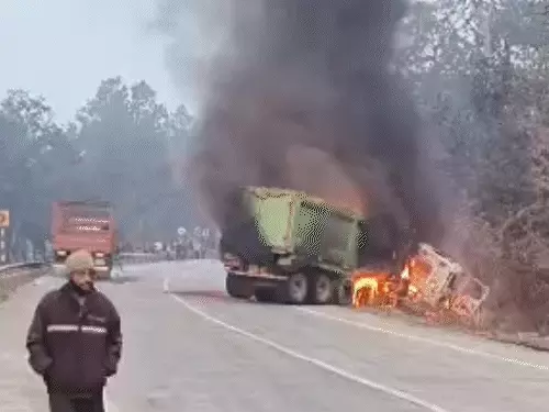 korba truck accident: 2 ट्रकों की आमने सामने टक्कर के बाद लगी आग, जिंदा जले ड्राइवर हेल्पर