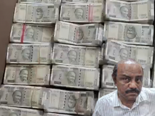 ओडिशा माइनिंग अफसर के घर से 4.27 करोड़ नकद मिले:नोट गिनने की मशीनें लाना पड़ीं, 30 हजार रुपए की रिश्वत लेते पकड़ा गया था