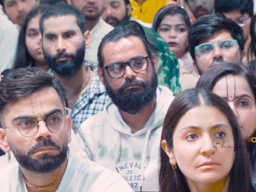 विराट अनुष्का वृंदावन पहुंचे, प्रेमानंद महाराज से आशीर्वाद लिया:भक्तों के साथ हाथ जोड़कर बैठे रहे; एक घंटे तक सत्संग सुना