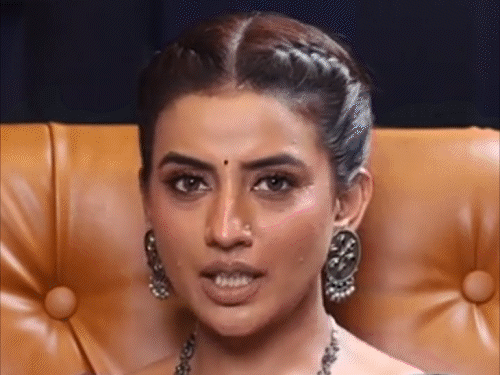 पवन पर भड़कीं अक्षरा, कहा वो 10 जगह मुंह मारता है:सड़ा नाम, क्या जिंदगी भर मेरे साथ चिपका रहेगा; खेसारी ने काजल के साथ गलत किया