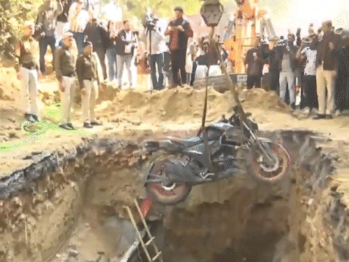 दिल्ली जल बोर्ड के खोदे गड्ढे में गिरा बाइक सवार, मौत:परिवार को हत्या का शक, विभाग पर भी लापरवाही का आरोप लगाया