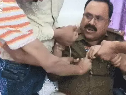 cg news: मर्डर केस में फंसाने की धमकी देकर 50 हजार की मांग, acb ने si को 25 हजार रिश्वत लेते रंगे हाथों पकड़ा