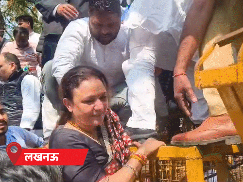 लखनऊ में पुलिस से भिड़े कांग्रेसी, बैरिकेडिंग पर चढ़े...video:हरदोई में स्टेशन पर दौड़ाकर पकड़ा, सांसद समेत 300 कार्यकर्ता हाउस अरेस्ट