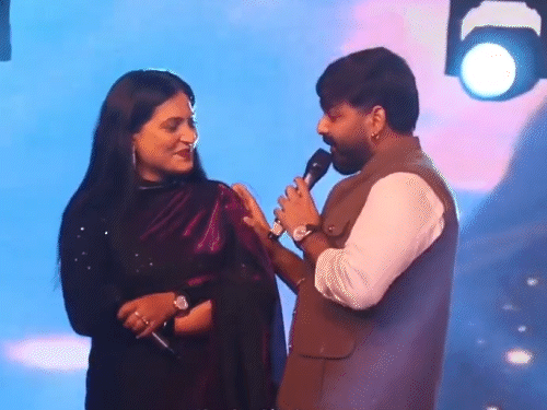 पवन सिंह ने लाइव शो में शादी का ऑफर दिया:बोले काला हूं, सुंदर नहीं हूं...मगर संस्कारी और टिकाऊ हूं; एक्ट्रेस ने जवाब दिया