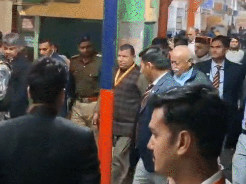 भागवत जिस वंदे भारत से मेरठ पहुंचे, उस पर पथराव:खिड़की का शीशा टूटा, स्टेशन पर सिक्योरिटी के बीच उतरे; grp की जांच जारी