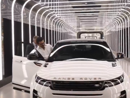 टाटा jlr के नए प्लांट से पहली रेंज रोवर इवोक रोलआउट:हर साल 2.50 लाख लग्जरी गाड़ियां बनेंगी, 5000 लोगों को नौकरी मिलेगी