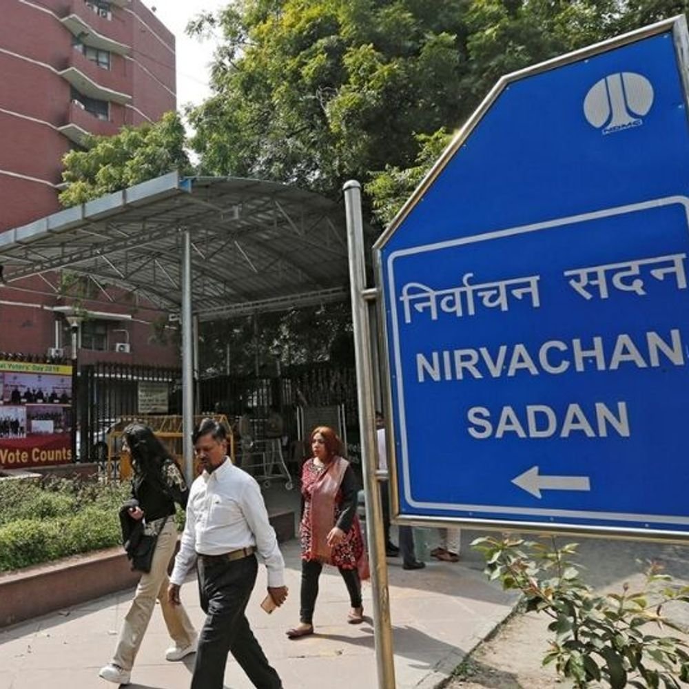 चुनाव आयोग ने पश्चिम बंगाल के 7 अधिकारी सस्पेंड किए:sir में लापरवाही पावर के गलत उपयोग के आरोप; ec बोला वोटर लिस्ट का काम संवेदनशील