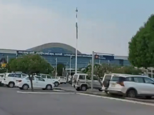 वाराणसी में बम की धमकी पर फ्लाइट की इमरजेंसी लैंडिंग:237 यात्रियों की सांसें अटकीं; एयरपोर्ट डिपार्चर एरिया खाली कराया