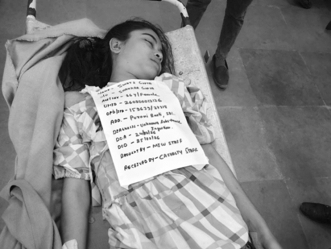 मोबाइल कारोबारी ने पत्नी बेटी को जहर दिया, खुद भी पीया:पिता पुत्री की मौत, पत्नी icu में; ऑनलाइन गेम के चलते कर्ज में डूबा था