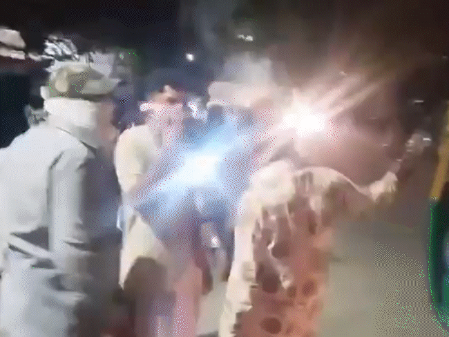 इंदौर में जहरीली गैस फैली, 5 की तबीयत बिगड़ी:लोगों को सांस लेने में परेशानी, उल्टियां हुई; घरों से बाहर निकले लोग