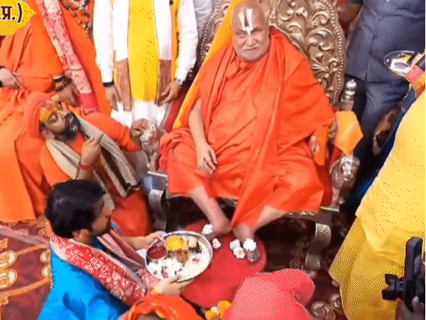 बागेश्वर धाम में 305 बेटियों का विवाह:नेपाल से आए जोड़े ने भी लिए 7 फेरे; रामभद्राचार्य बोले अगली बार धीरेंद्र शास्त्री की शादी में आऊंगा