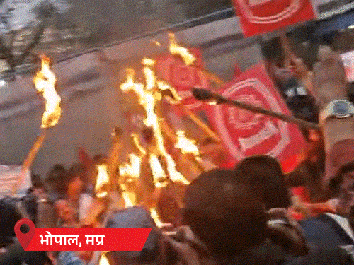 10 ट्रेड यूनियनों के भारत बंद का मिला जुला असर:us से ट्रेड डील के खिलाफ पंजाब में हड़ताल, देश में बैंकिंग सेवाओं पर असर नहीं