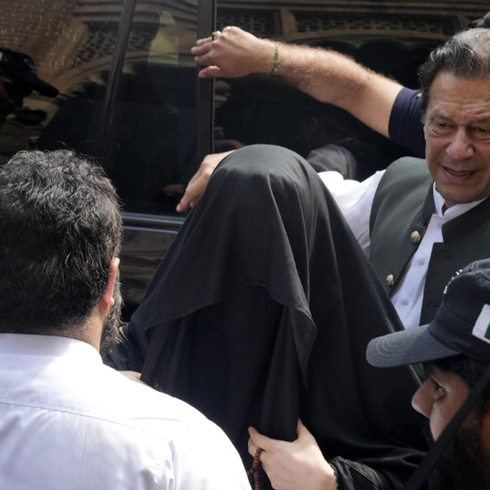 पाकिस्तान में इमरान की रिहाई के लिए यूथ फोर्स बनी:खैबर में अटक ब्रिज पर समर्थकों ने कब्जा किया; आर्मी चीफ ने 5 हजार फौजी भेजे