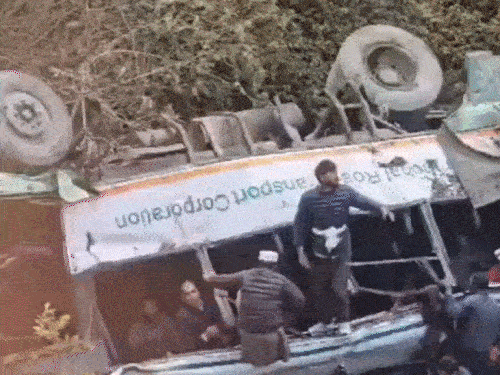 देहरादून में 100 मीटर गहरी खाई में गिरी बस:4 की मौत, 35 से ज्यादा घायल, 12 की हालत गंभीर; पांवटा साहिब जा रही थी