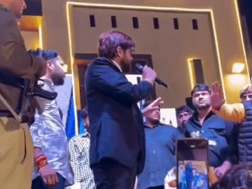 हरियाणवी सिंगर मासूम शर्मा ने सरपंच को धमकाया, video:मंच से उतारकर बोले mla मंत्री तक को कुछ नहीं समझता, भीड़ से भी धक्का मुक्की की