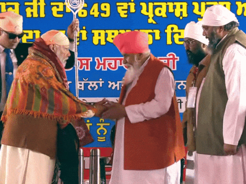 pm मोदी ने संत निरंजन दास के पैर छुए:जालंधर के डेरा बल्लां में बोले पंजाब के कपड़े यूरोप में बिकेंगे; आदमपुर एयरपोर्ट का नाम बदला