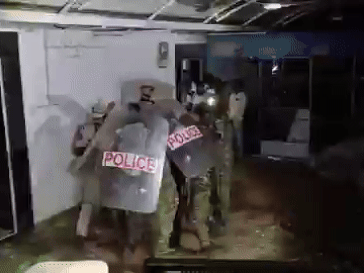 आंध्र में ysrcp अध्यक्ष ने cm को गाली दी, गिरफ्तार:चंद्रबाबू नायडू की पार्टी कार्यकर्ताओं ने घर में तोड़फोड़ की, आग लगाई, माफी की मांग