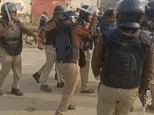 पानीपत में मजदूरों ने पुलिस पर पथराव किया:फोर्स ने लाठीचार्ज कर खदेड़े, एक व्यक्ति का हाथ टूटा; रिफाइनरी रोड जाम करके बैठे थे