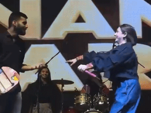 पंजाबी सिंगर को लाइव शो में फैन ने किया प्रपोज:पोस्टर पर लिखा मेरी मम्मी नू पसंद है तू, सुनंदा शर्मा ने दिया मजेदार जवाब