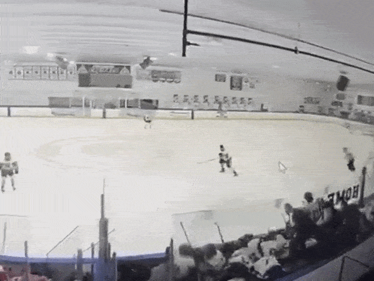 अमेरिका के रोड आइलैंड में गोलीबारी में 3 की मौत:3 घायल, आइस हॉकी रिंग में गेम के दौरान शूटिंग ; cctv फुटेज सामने आया