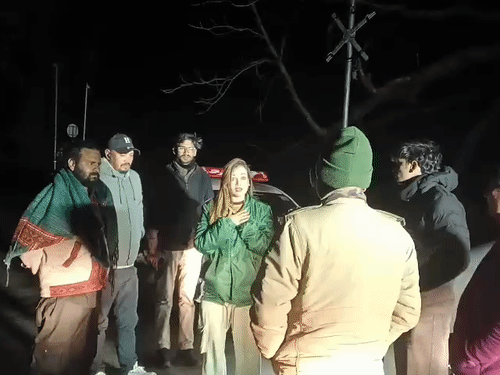 उत्तराखंड के खलियाटॉप में रास्ता भटकीं हर्षा रिछारिया:अंधेरा बढ़ने के साथ खतरा बढ़ा, मुनस्यारी पुलिस ने रेस्क्यू कर सुरक्षित स्थान पर पहुंचाया