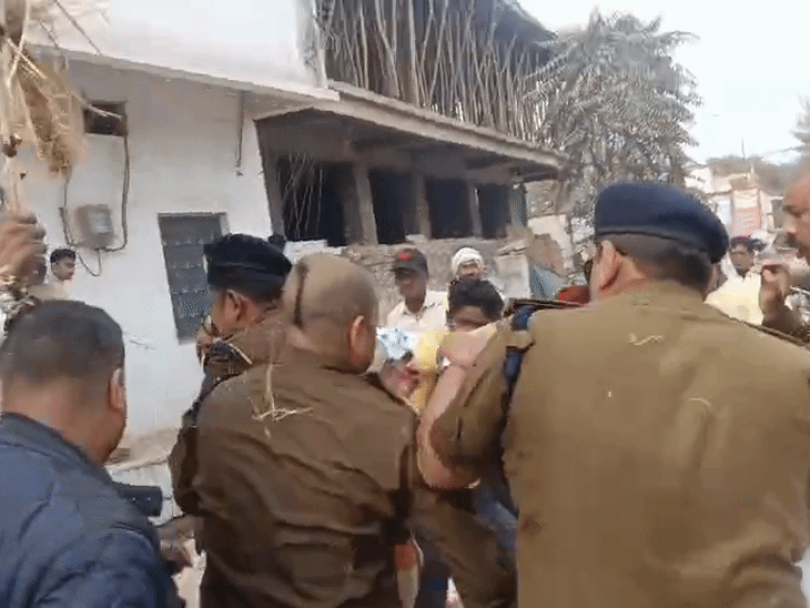 पुतला दहन के दौरान भड़की आग, ट्रैफिक ti झुलसे:icu में भर्ती, मैहर में मंत्री विजयवर्गीय के खिलाफ कांग्रेस के प्रदर्शन में हादसा