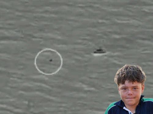 समंदर में 4 घंटे तैरता रहा 13 साल का बच्चा:मां और भाई बहन की जान बचाई, तूफान में बोट पलटने से 14km दूर बहा परिवार