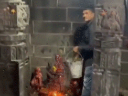 महाराष्ट्र में मुस्लिम विधायक शिवरात्रि पर मंदिर पहुंचे:दावा उनके जाने के बाद शिव मंदिर में गोमूत्र छिड़ककर शुद्धिकरण किया गया, video