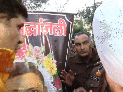 बाइकर डेथ केस aap नेता सौरभ भारद्वाज हिरासत में लिए गए:कैंडल मार्च निकाल रहे थे; 15 फीट गहरे गड्ढे में गिरकर युवक की मौत हुई थी