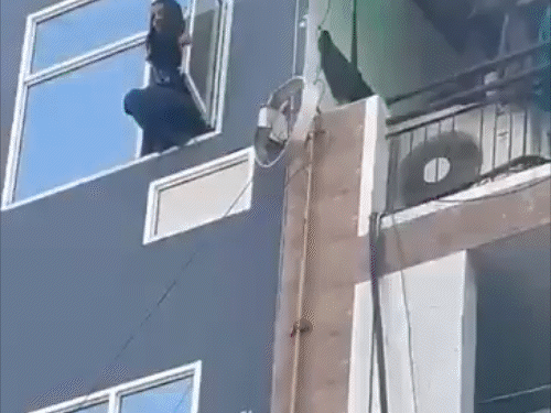 दिल्ली में होटल की चौथी मंजिल से कूदी युवती, video:लोगों ने सड़क पर गत्ते लगाकर बचाया; युवक के साथ होटल में ठहरी थी