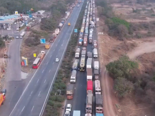 मुंबई पुणे एक्सप्रेसवे पर 31 घंटे बाद जाम खुला:टैंकर पलटने से रास्ता बंद था; गाड़ियों की 25km लंबी कतारें, डेढ़ लाख से ज्यादा लोग फंसे थे