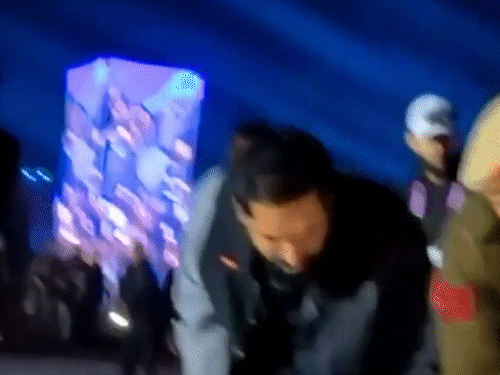 पंजाबी सिंगर परमीश वर्मा फैंस से भिड़े, video:बीच शो मंच से थप्पड़ दिखाया, गाना रोककर बहस करने लगे; पुलिस ने बीच बचाव किया