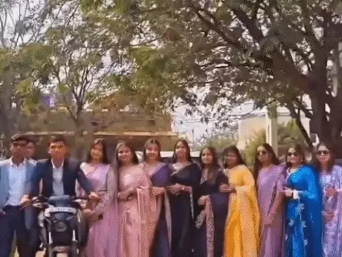 janjgir champa car stunt: फेयरवेल पार्टी में छात्रों का खतरनाक स्टंटबाजी, चलती कार की बोनट पर बैठकर एंट्री, video वायरल