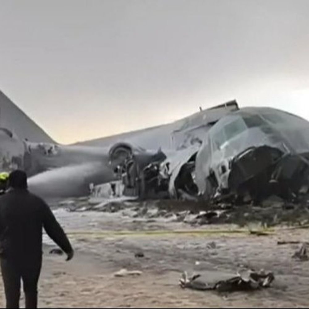 बोलिविया में करेंसी भरा कार्गो प्लेन क्रैश, 15 की मौत:एयरफोर्स का हरक्यूलिस एयरक्राफ्ट रनवे से फिसला, हाईवे पर बिखरे नोट और लाशें