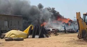 gpm fire: ठेकेदार के यार्ड में भीषण आग, रेल ट्रैक निर्माण सामग्री जलकर राख; करोड़ों का नुकसान