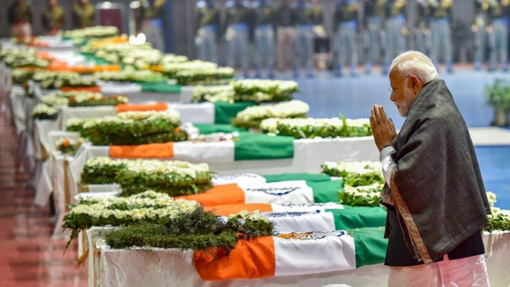 पुलवामा हमले की बरसी पर राष्ट्र ने झुकाया सिर, प्रधानमंत्री से लेकर विपक्षी नेताओं तक ने दी शहीदों को श्रद्धांजलि…