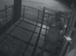 raipur mandir chori: रायपुर के महादेव मंदिर में चोरी, cctv में कैद वारदात दानपेटी लेकर फरार आरोपी