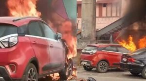 raipur car fire: रायपुर कोर्ट परिसर के पास खड़ी कार में भीषण आग, धूं धूं कर जली, देखें video