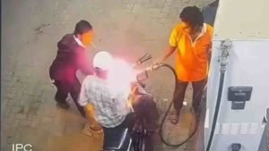 raipur breaking: रायपुर में पेट्रोल डालते वक्त बदमाश ने बाइक में लगाई आग, video देख कांप जाएगी रूह