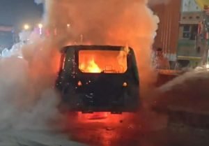 raipur car fire: रायपुर में चलती कार में आग, यात्रियों ने कूदकर बचाई जान; video वायरल