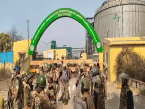 kondagaon news: सरकारी मक्का प्लांट में भीड़ ने किया हमला, दफ्तर और गाड़ियों में तोड़फोड़; पुलिस पर गुलेल से अटैक