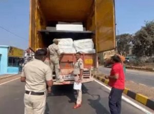 kawardha ganja smuggling: गांजा तस्करी का भंडाफोड़, 5 करोड़ का गांजा जब्त, कंटेनर के गुप्त चैंबर में छिपाकर ले जा रहे तस्कर गिरफ्तार