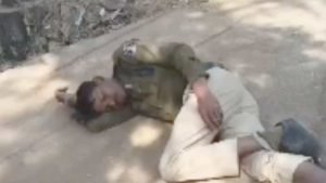 mahasamund news: नशे में सड़क पर पड़ा रहा आरक्षक, वीडियो वायरल